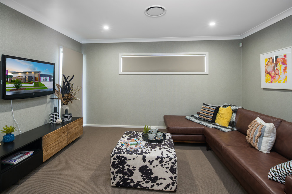 Bild på ett litet funkis avskild hemmabio, med grå väggar, heltäckningsmatta och en väggmonterad TV