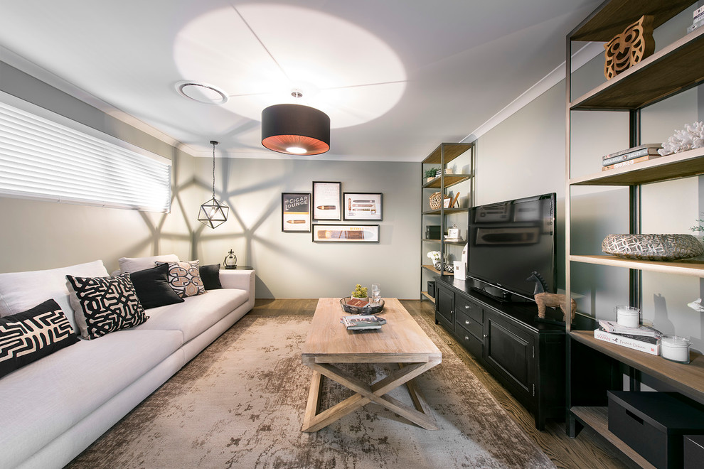 Abgetrenntes Modernes Heimkino mit grauer Wandfarbe und braunem Holzboden in Perth