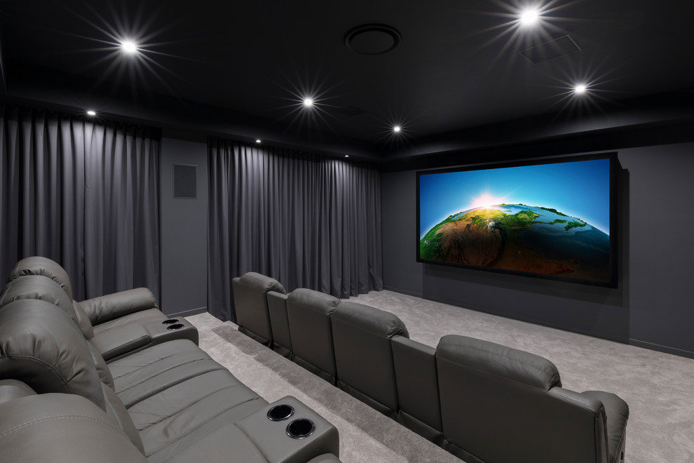 Свежая идея для дизайна: изолированный домашний кинотеатр среднего размера в стиле модернизм с серыми стенами, ковровым покрытием, проектором и серым полом - отличное фото интерьера