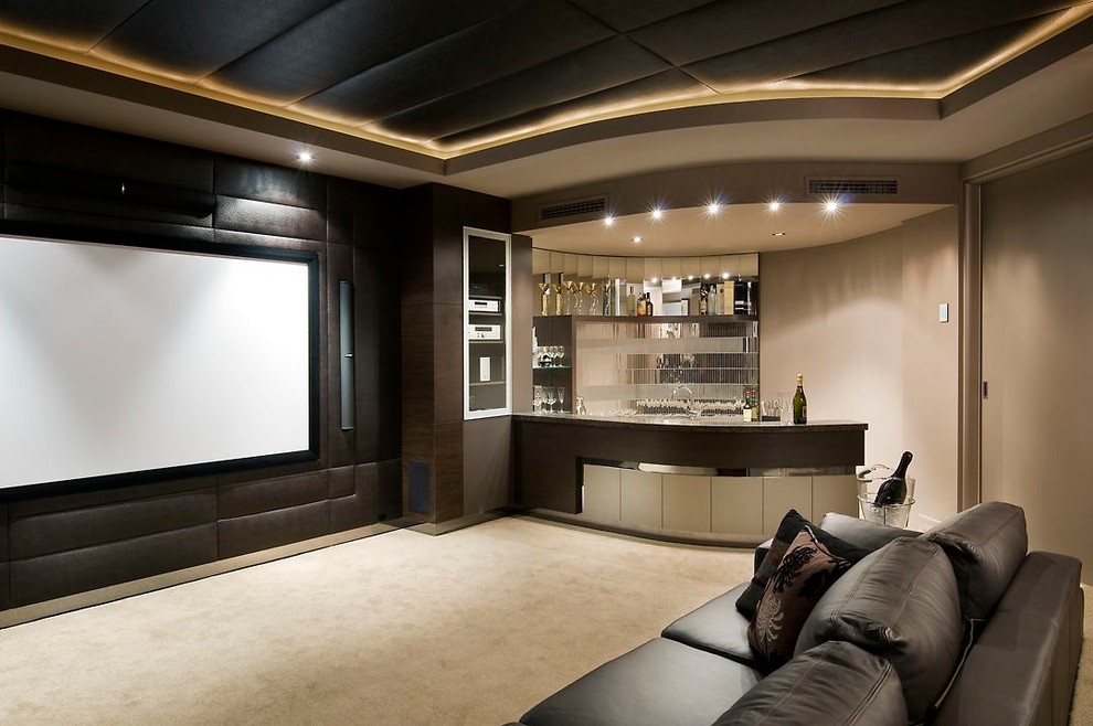 Modelo de cine en casa clásico renovado con suelo beige