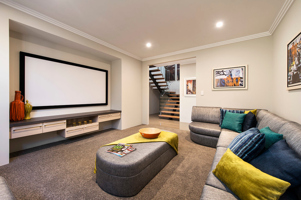 Mittelgroßes, Offenes Modernes Heimkino mit weißer Wandfarbe, Teppichboden und Leinwand in Perth