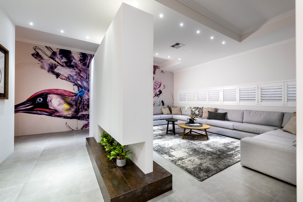 Idéer för att renovera ett mellanstort funkis öppen hemmabio, med vita väggar, klinkergolv i terrakotta, projektorduk och grått golv