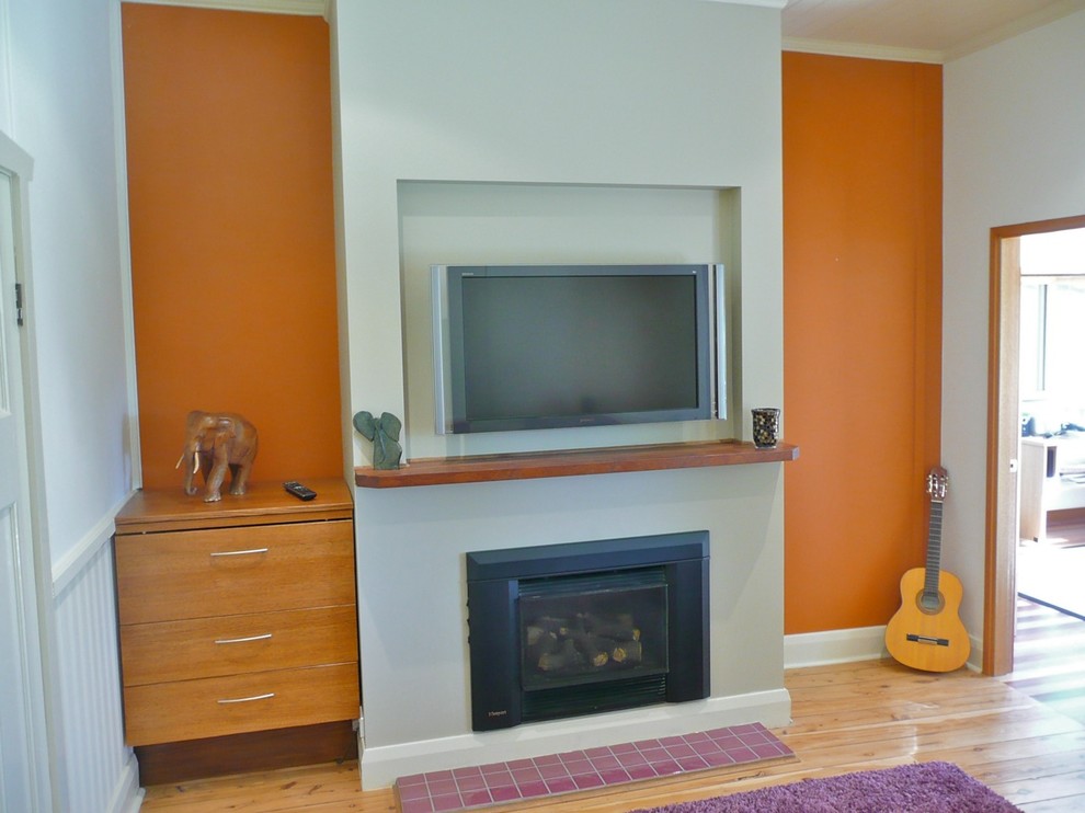 Exempel på ett mellanstort lantligt avskild hemmabio, med orange väggar, ljust trägolv och beiget golv