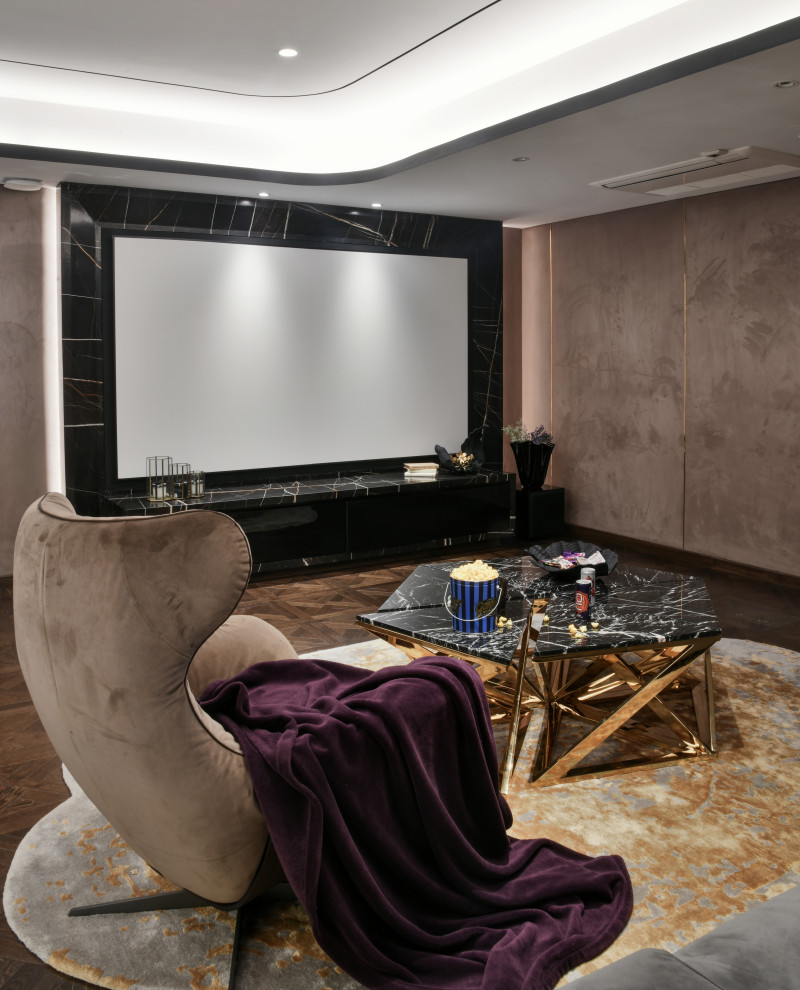 Источник вдохновения для домашнего уюта: большой открытый домашний кинотеатр в современном стиле с бежевыми стенами, проектором и коричневым полом