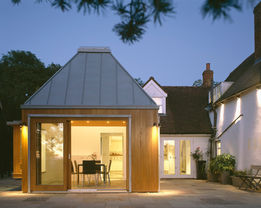 Свежая идея для дизайна: дом в современном стиле с вальмовой крышей - отличное фото интерьера