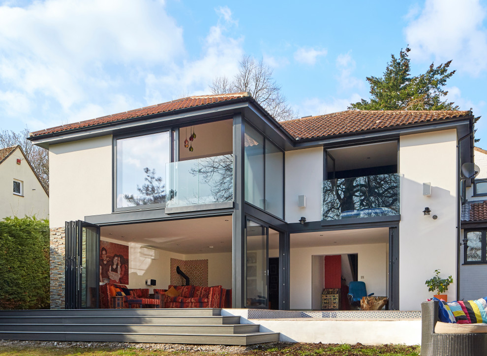Idee per la villa bianca contemporanea a due piani con rivestimento in stucco
