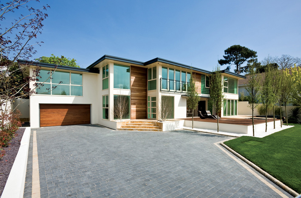 Diseño de fachada marrón actual de dos plantas con revestimientos combinados y tejado plano