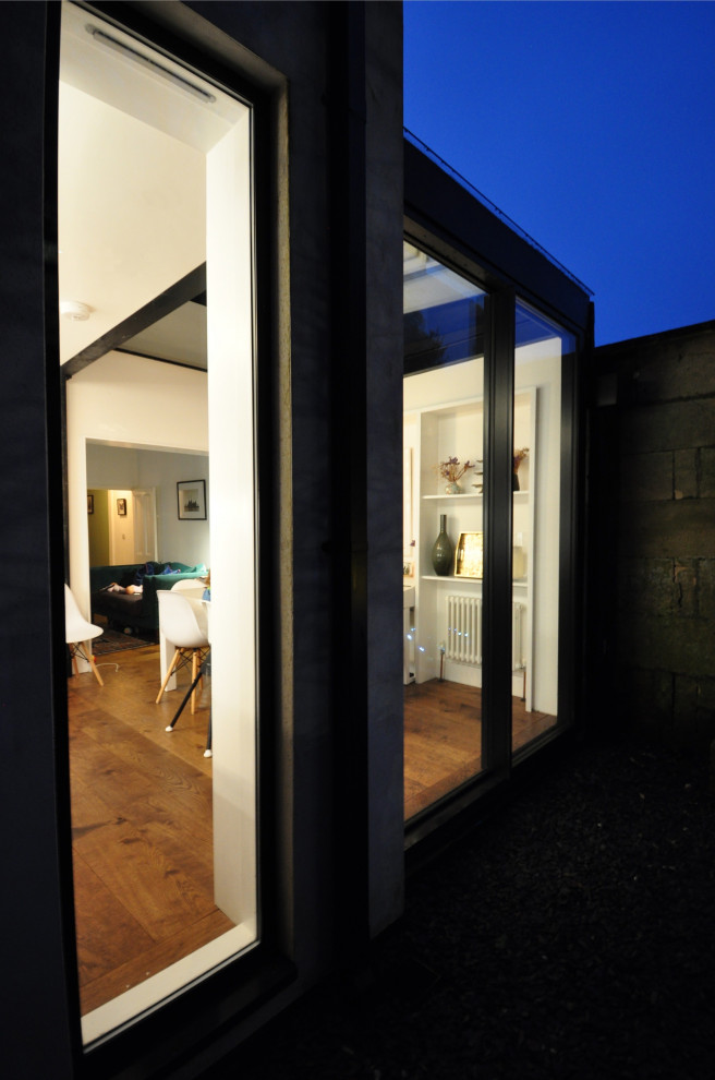 Mittelgroßes, Zweistöckiges Modernes Haus mit Glasfassade in Sonstige