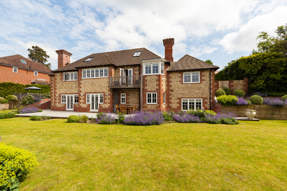 Großes, Dreistöckiges Klassisches Einfamilienhaus mit Steinfassade und beiger Fassadenfarbe in Surrey