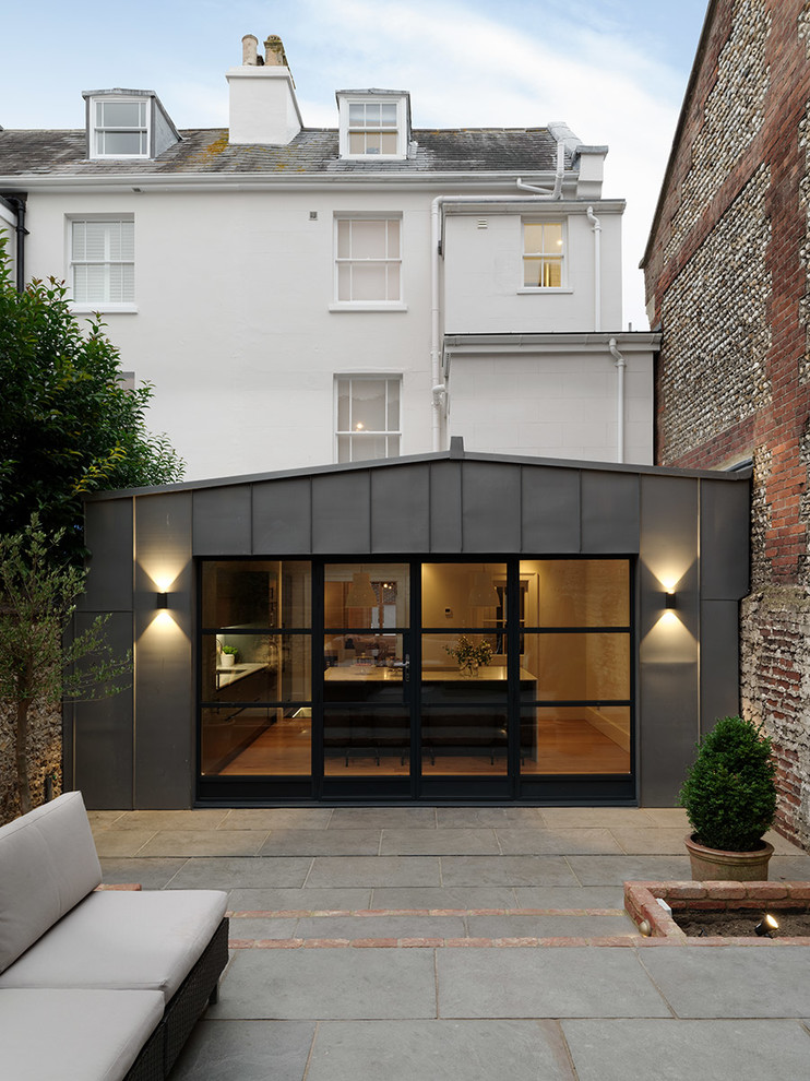 Kleine, Dreistöckige Moderne Doppelhaushälfte mit Metallfassade, grauer Fassadenfarbe, Satteldach und Blechdach in Sussex