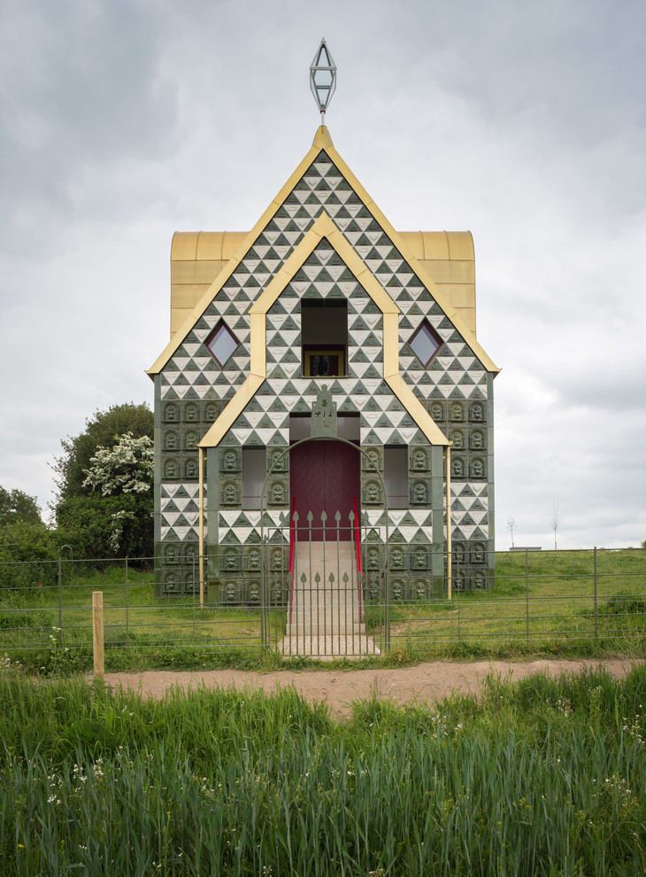 Idee per la facciata di una casa piccola verde eclettica a due piani con rivestimento in adobe e tetto a capanna