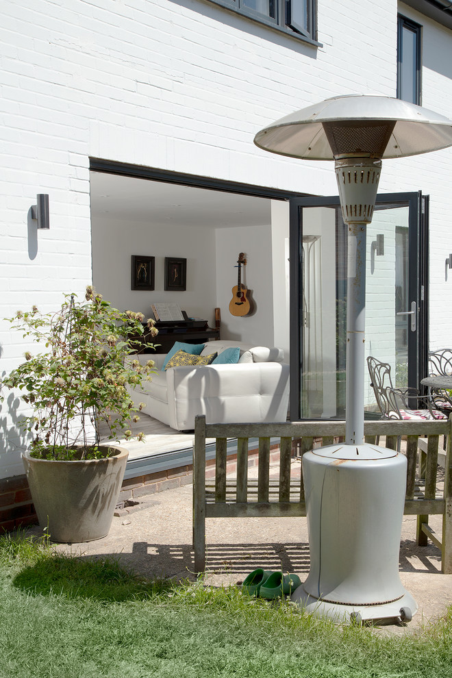Diseño de fachada de casa gris minimalista de tamaño medio de dos plantas con revestimiento de estuco
