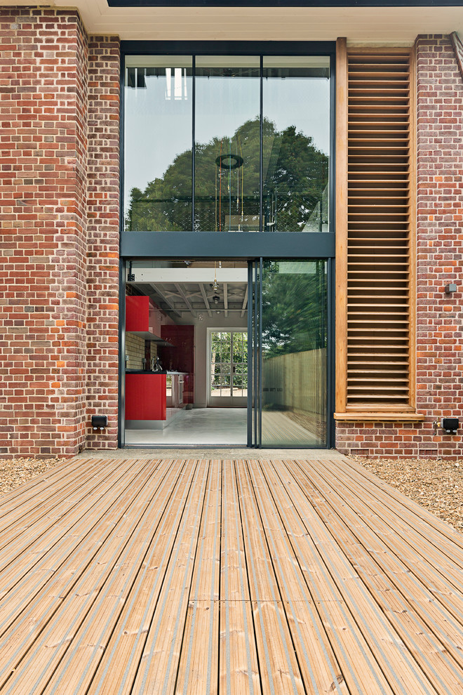 Kleines, Dreistöckiges Industrial Einfamilienhaus mit Backsteinfassade und bunter Fassadenfarbe in Cambridgeshire