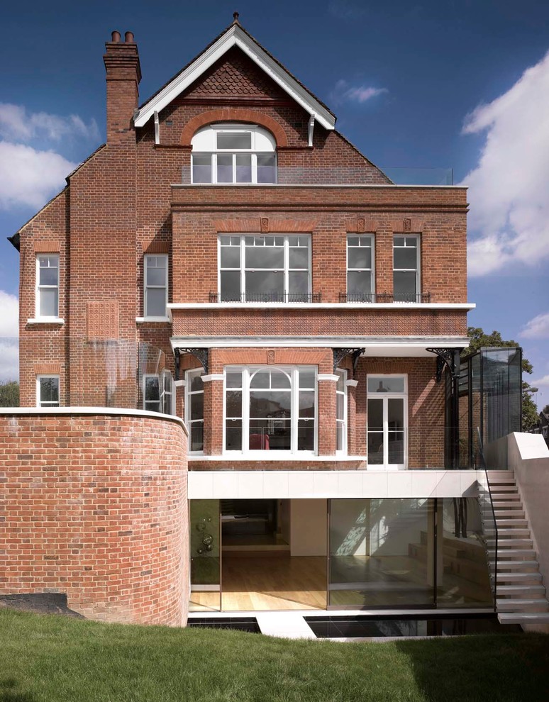 Dreistöckiges Klassisches Haus mit Backsteinfassade, roter Fassadenfarbe und Satteldach in London