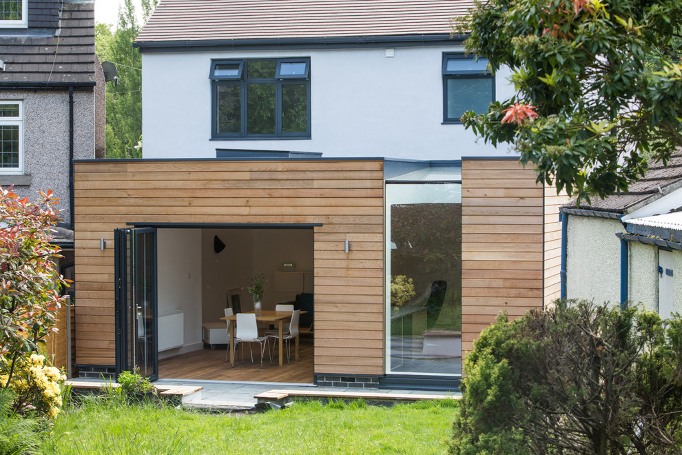 Immagine della facciata di una casa bifamiliare piccola contemporanea a un piano con rivestimento in legno e tetto piano