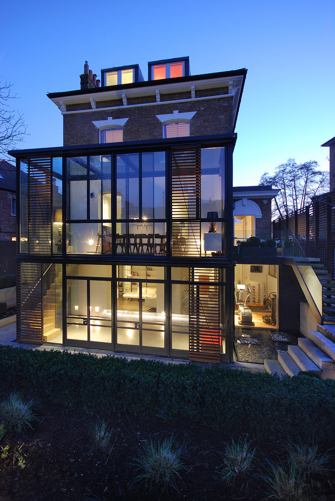 ロンドンにある高級なコンテンポラリースタイルのおしゃれな家の外観 (混合材サイディング) の写真