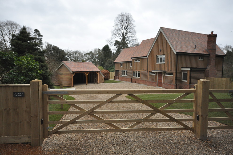 Große, Zweistöckige Landhaus Holzfassade Haus mit brauner Fassadenfarbe und Satteldach in Wiltshire