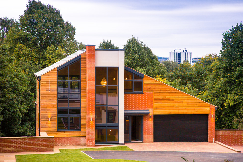 Свежая идея для дизайна: двухэтажный, коричневый частный загородный дом с комбинированной облицовкой и двускатной крышей - отличное фото интерьера