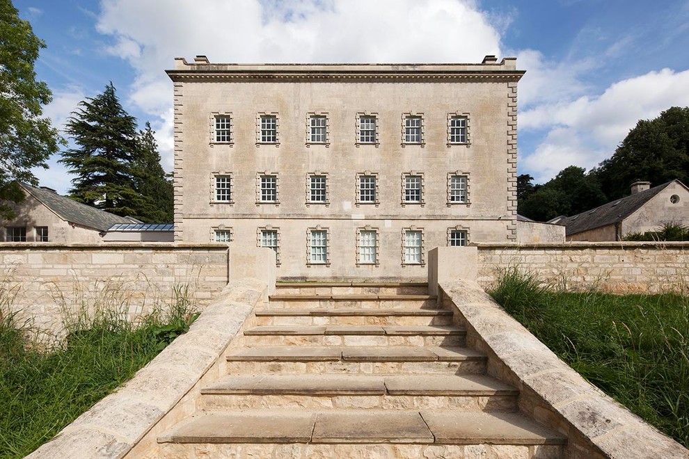 Großes, Dreistöckiges Modernes Haus mit Steinfassade und beiger Fassadenfarbe in Gloucestershire