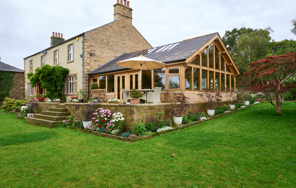 Imagen de fachada de casa beige de estilo de casa de campo de dos plantas con revestimientos combinados, tejado a dos aguas y tejado de teja de madera