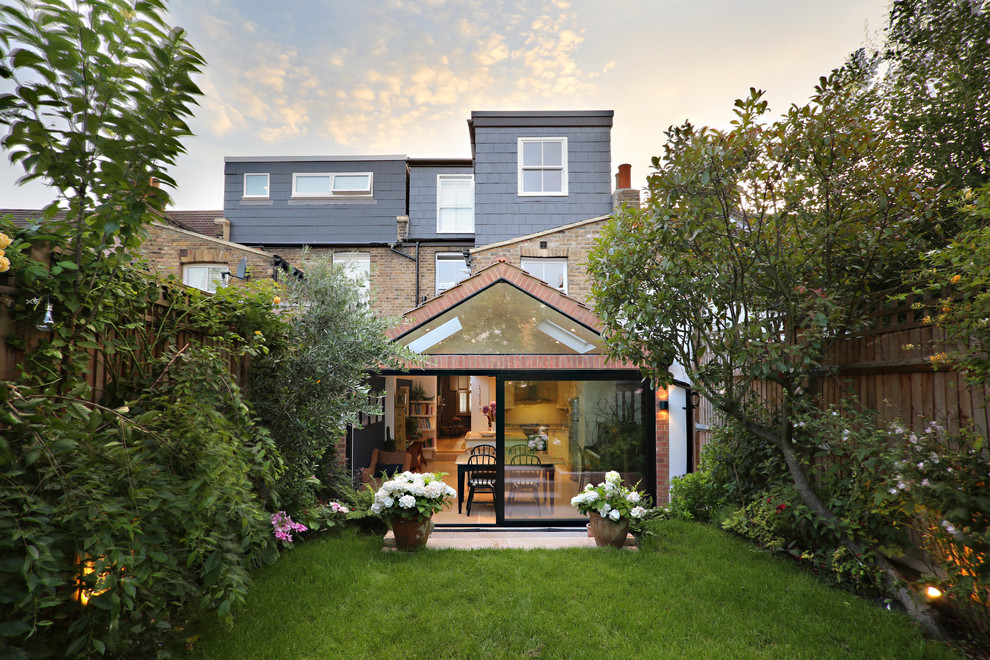 Источник вдохновения для домашнего уюта: трехэтажный, кирпичный, разноцветный таунхаус среднего размера в викторианском стиле с двускатной крышей и черепичной крышей
