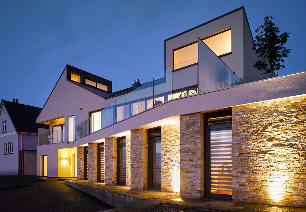 Свежая идея для дизайна: большой, двухэтажный, разноцветный частный загородный дом в стиле модернизм с облицовкой из цементной штукатурки, двускатной крышей и металлической крышей - отличное фото интерьера