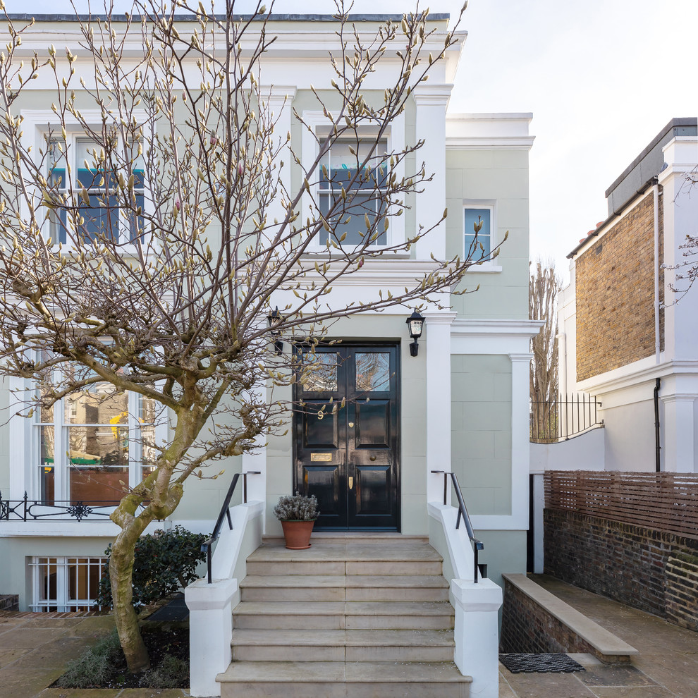 Zweistöckiges Klassisches Einfamilienhaus mit grüner Fassadenfarbe und Flachdach in London