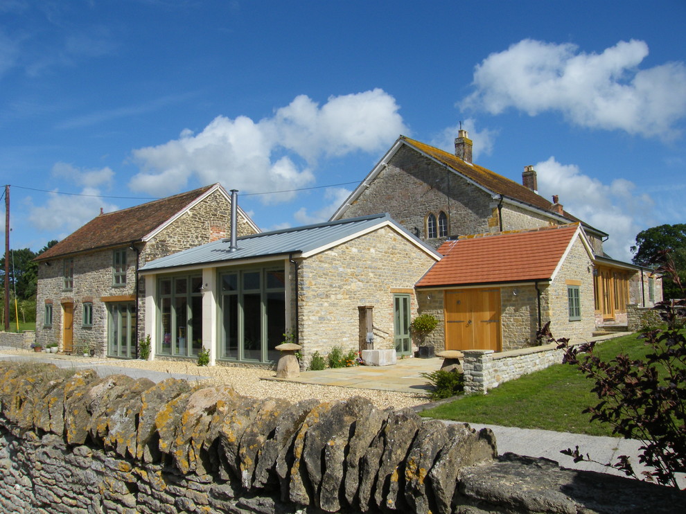 Foto della facciata di una casa country con rivestimento in pietra
