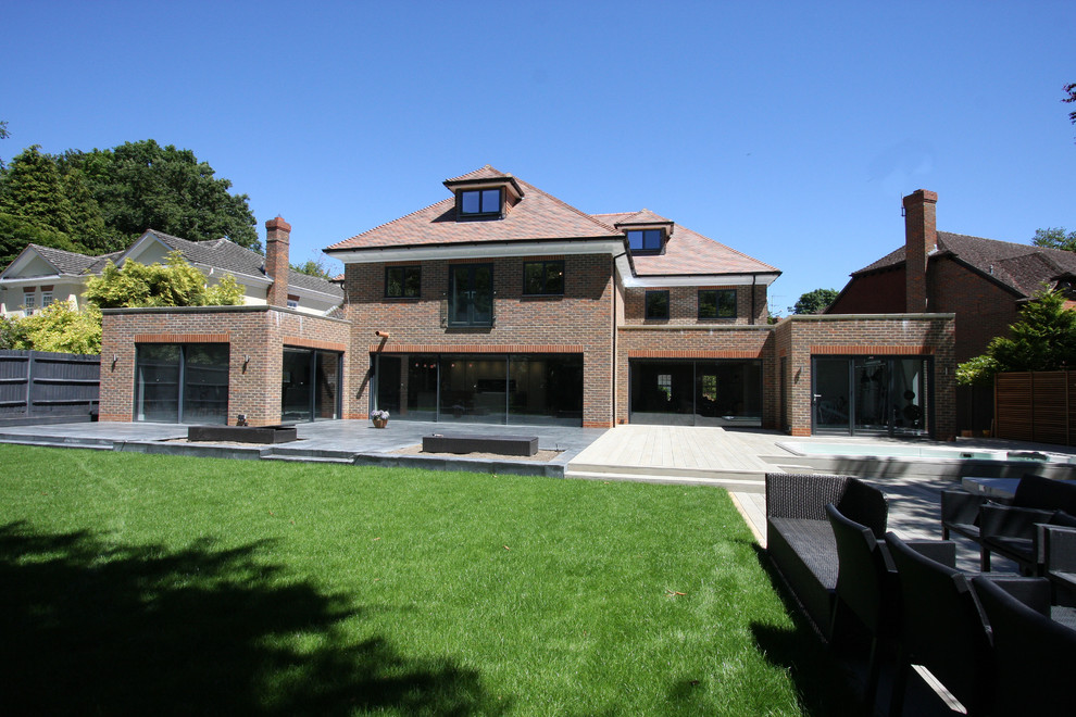 Immagine della facciata di una casa beige contemporanea