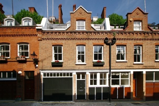 ロンドンにある高級なコンテンポラリースタイルのおしゃれな家の外観の写真