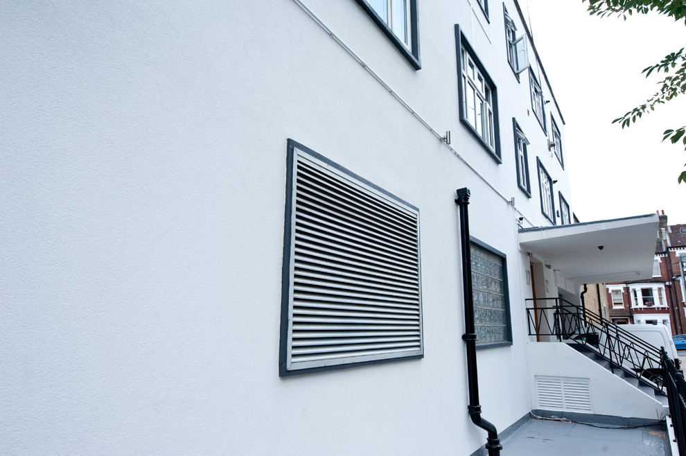 Großes, Zweistöckiges Modernes Haus mit Putzfassade, weißer Fassadenfarbe und Flachdach in London