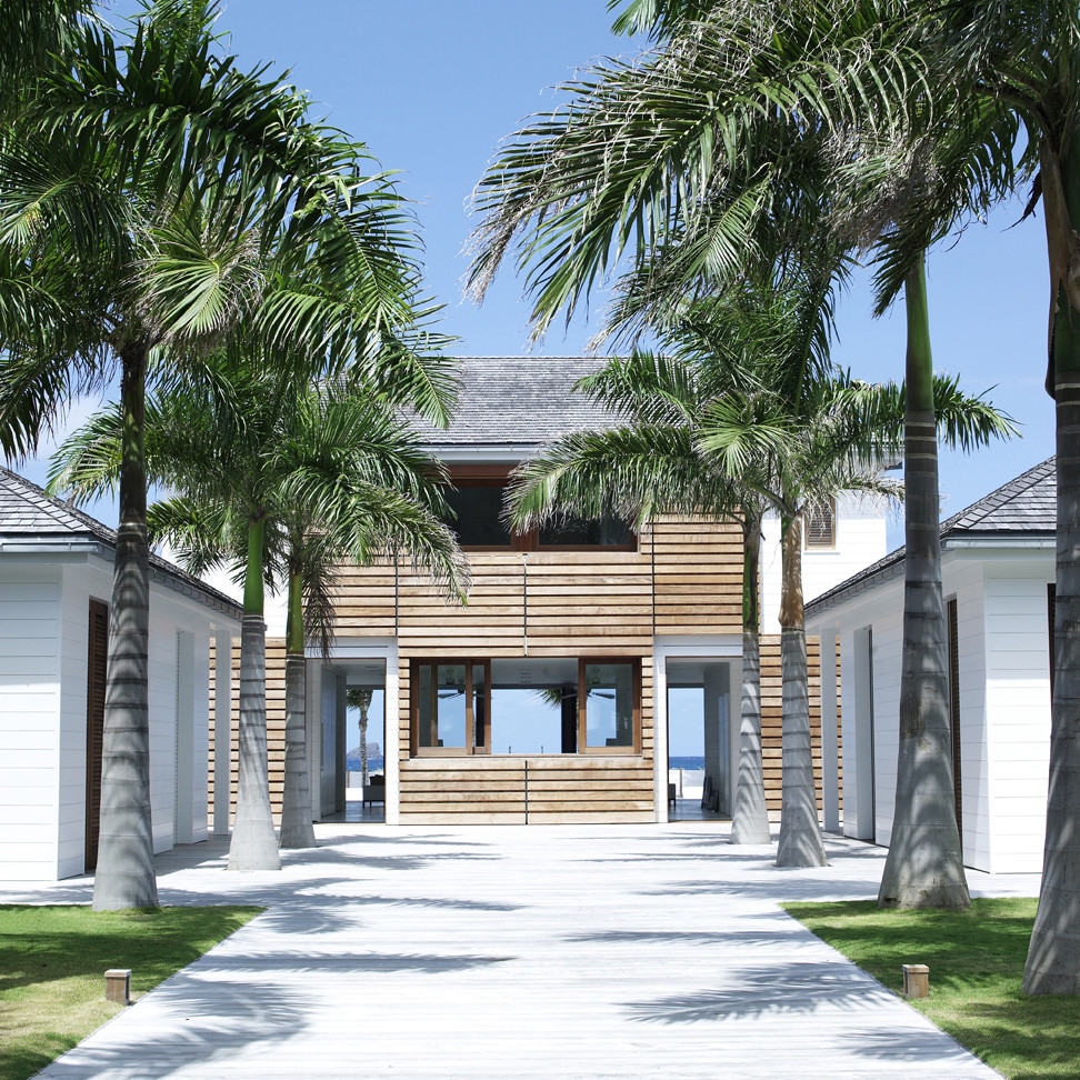 Idee per la facciata di una casa ampia tropicale a due piani con rivestimento in legno