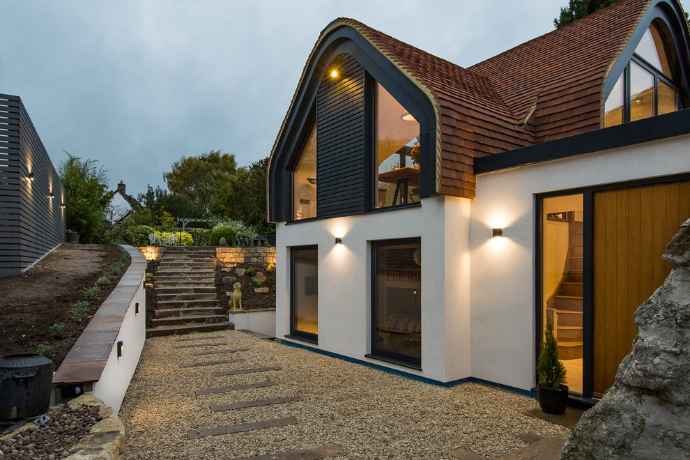 Свежая идея для дизайна: частный загородный дом в современном стиле с черепичной крышей - отличное фото интерьера