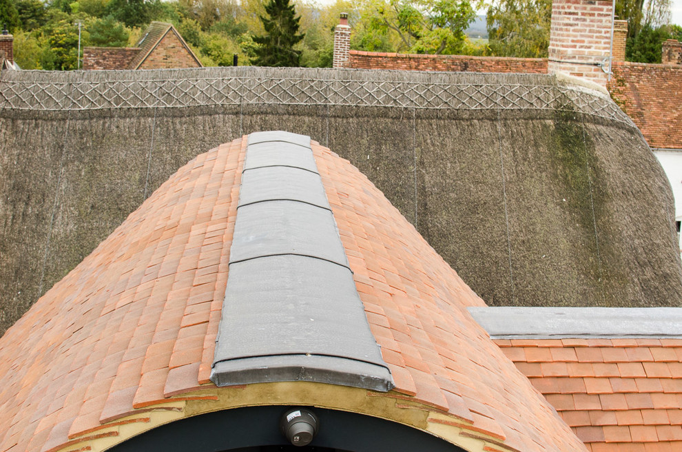 Cette photo montre une façade de maison tendance avec un toit en tuile.