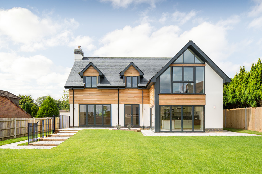 Mittelgroßes, Zweistöckiges Modernes Haus mit Mix-Fassade, weißer Fassadenfarbe und Satteldach in Wiltshire