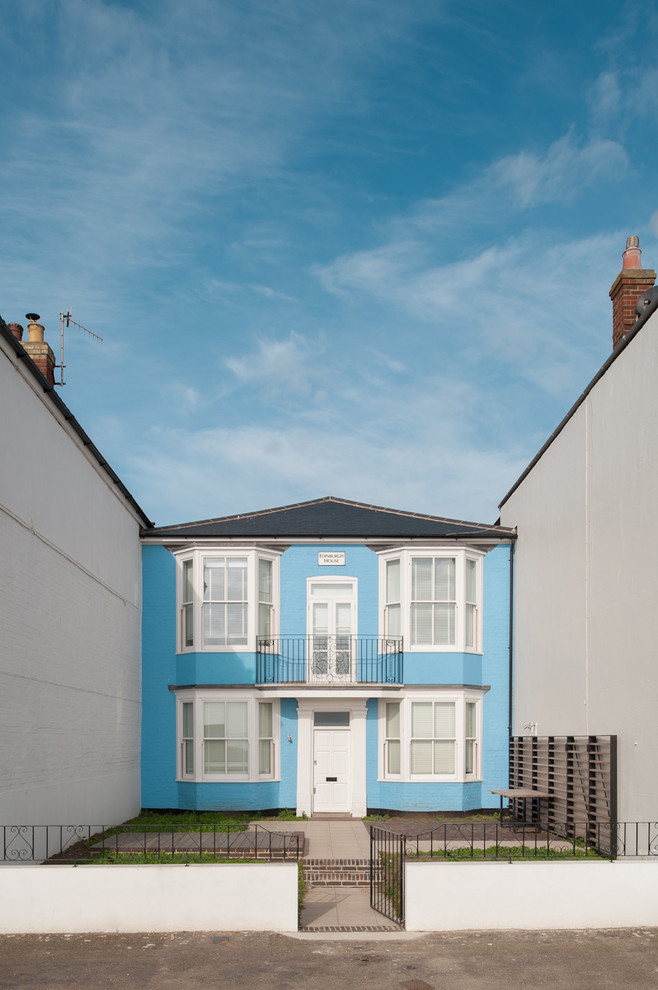 Aménagement d'une façade de maison bleue classique de taille moyenne et à un étage.