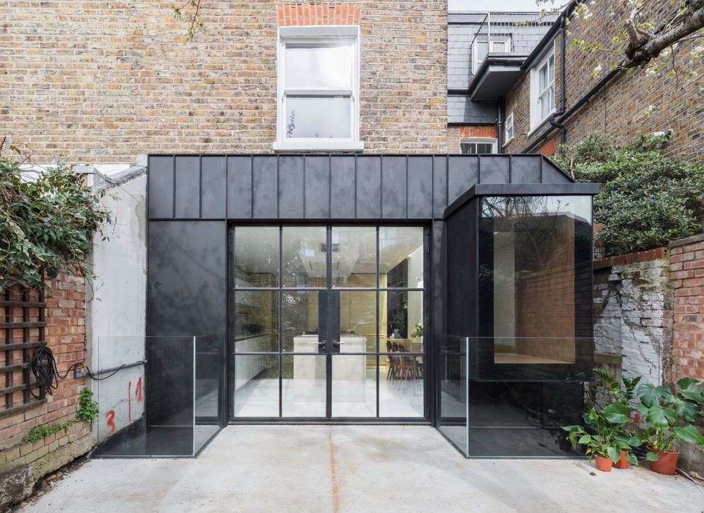 Idee per la facciata di una casa a schiera contemporanea a tre piani di medie dimensioni con rivestimento in metallo