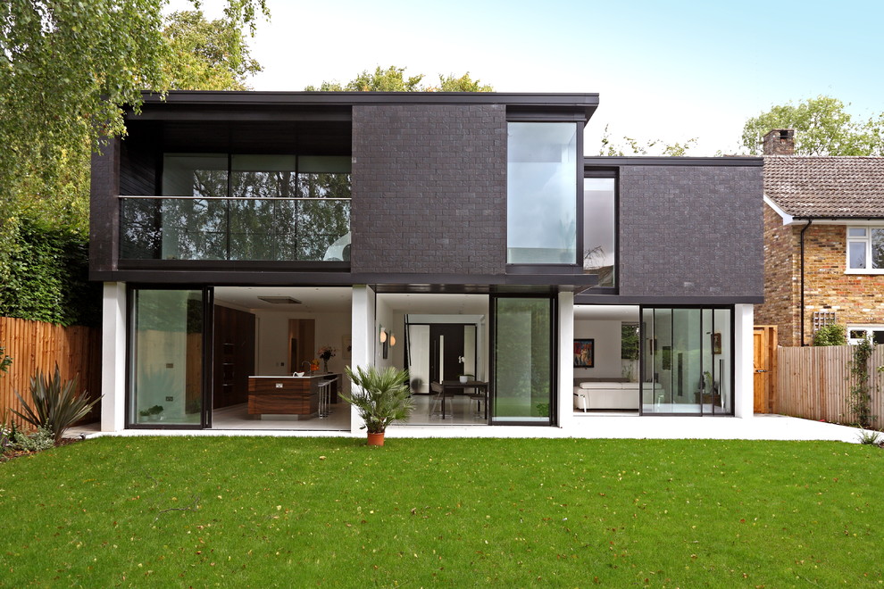 Inspiration pour une façade de maison minimaliste avec un toit plat.
