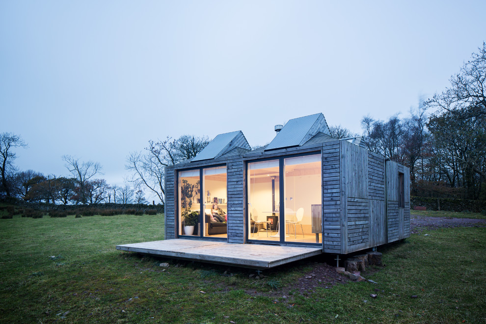 Стильный дизайн: маленький, одноэтажный, деревянный дом в стиле рустика для на участке и в саду - последний тренд
