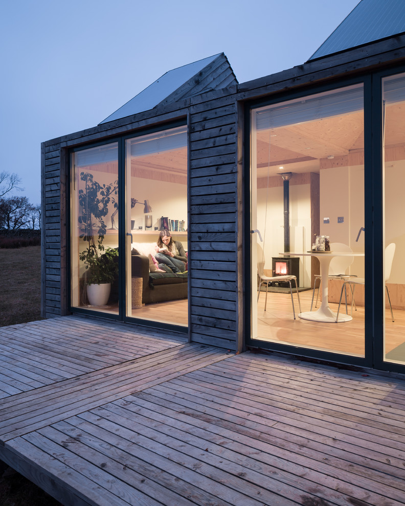 Идея дизайна: маленький дом в современном стиле для на участке и в саду