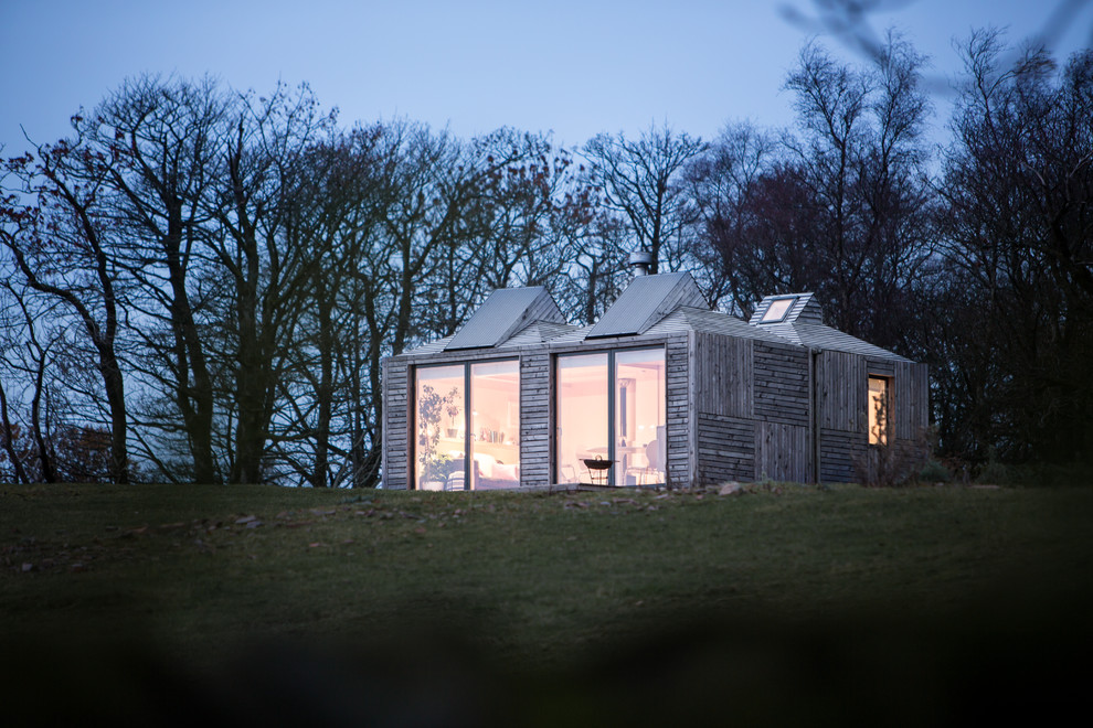 Пример оригинального дизайна: маленький, одноэтажный, деревянный, серый дом в стиле рустика для на участке и в саду