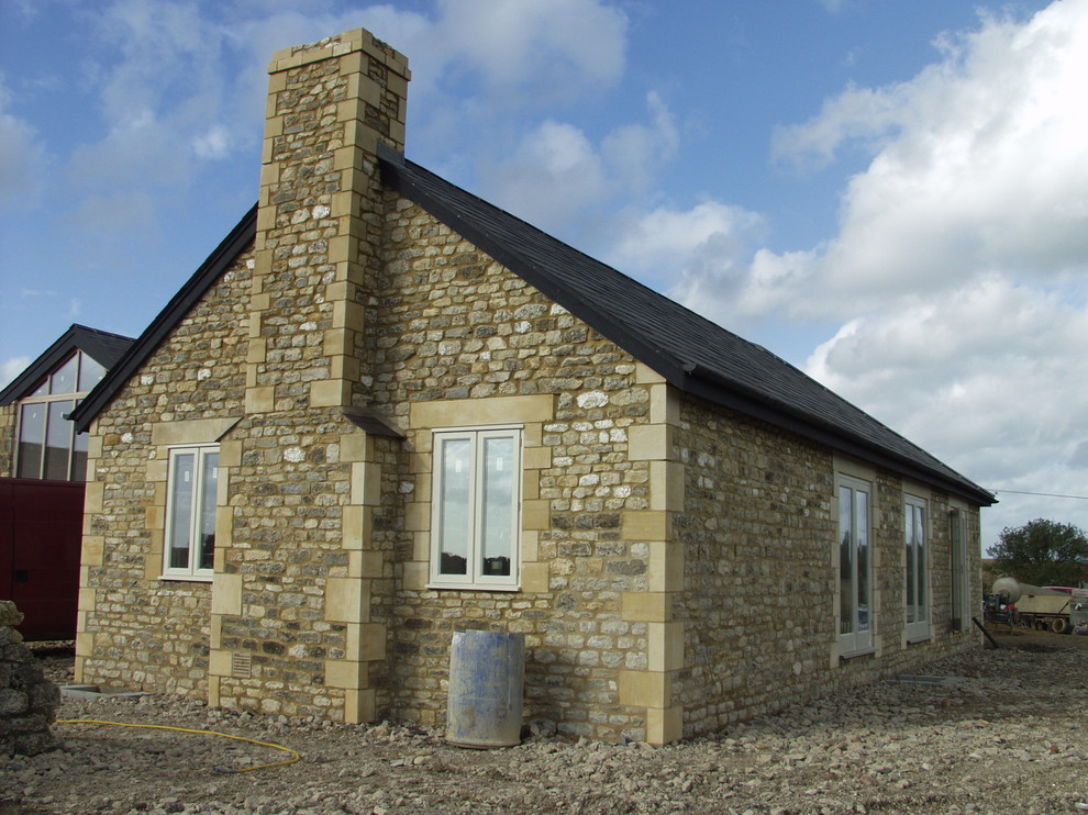 Idées déco pour une façade de maison classique.