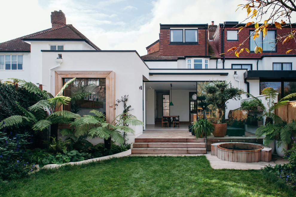 Пример оригинального дизайна: белый дом среднего размера в современном стиле с облицовкой из цементной штукатурки