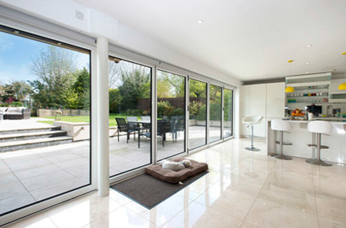 Geräumiges, Zweistöckiges Modernes Einfamilienhaus mit Metallfassade, weißer Fassadenfarbe, Satteldach und Ziegeldach in Cambridgeshire
