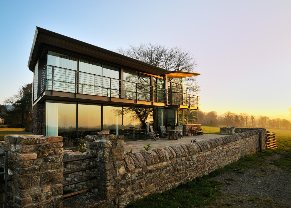 Zweistöckiges Modernes Haus mit Glasfassade und Pultdach in Sonstige
