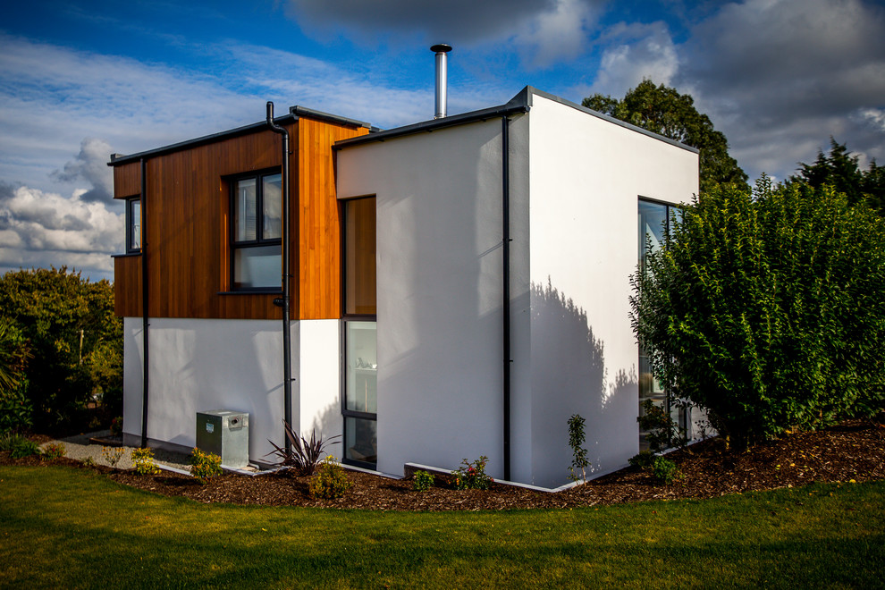 Imagen de fachada de casa multicolor contemporánea de dos plantas con revestimiento de madera