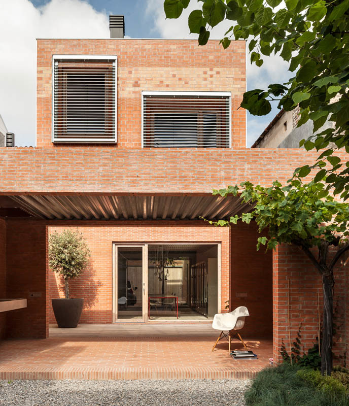 Mittelgroßes, Zweistöckiges Industrial Haus mit Backsteinfassade, brauner Fassadenfarbe und Flachdach in Barcelona