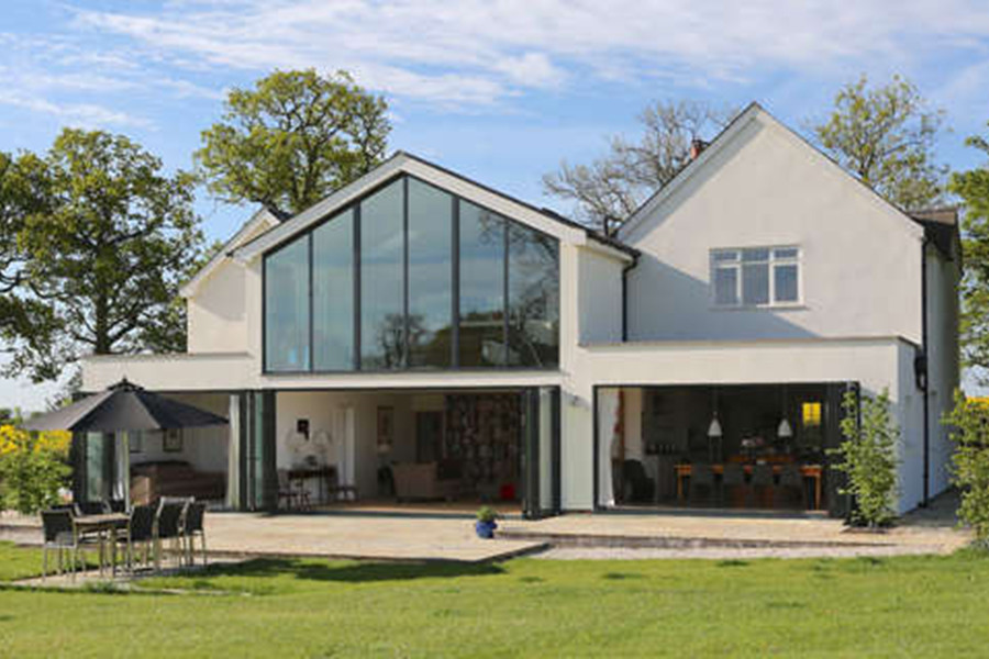 Ejemplo de fachada de casa blanca contemporánea grande de dos plantas con revestimiento de estuco, tejado a dos aguas y tejado de teja de barro