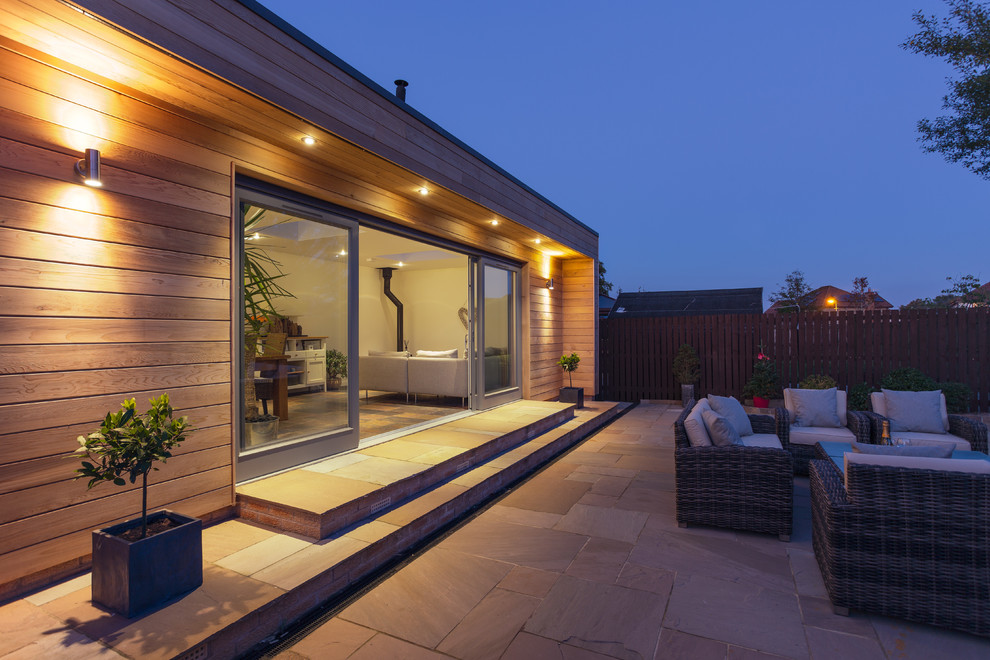 Imagen de fachada minimalista grande con revestimiento de madera y tejado plano