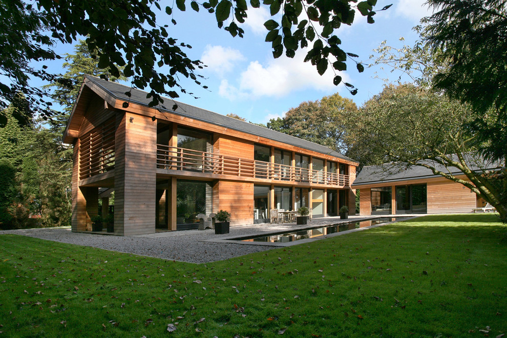 Zweistöckige Moderne Holzfassade Haus mit brauner Fassadenfarbe und Satteldach in Sonstige